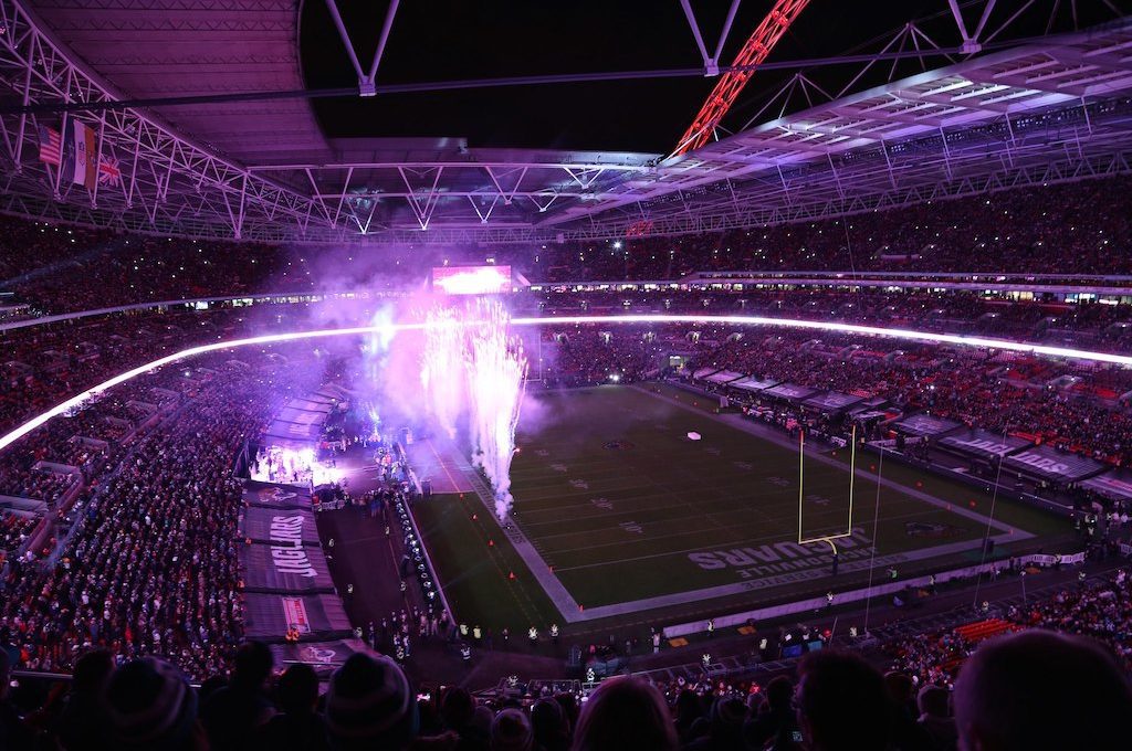Fuegos artificiales en el campo del estadio de Wembley Londres