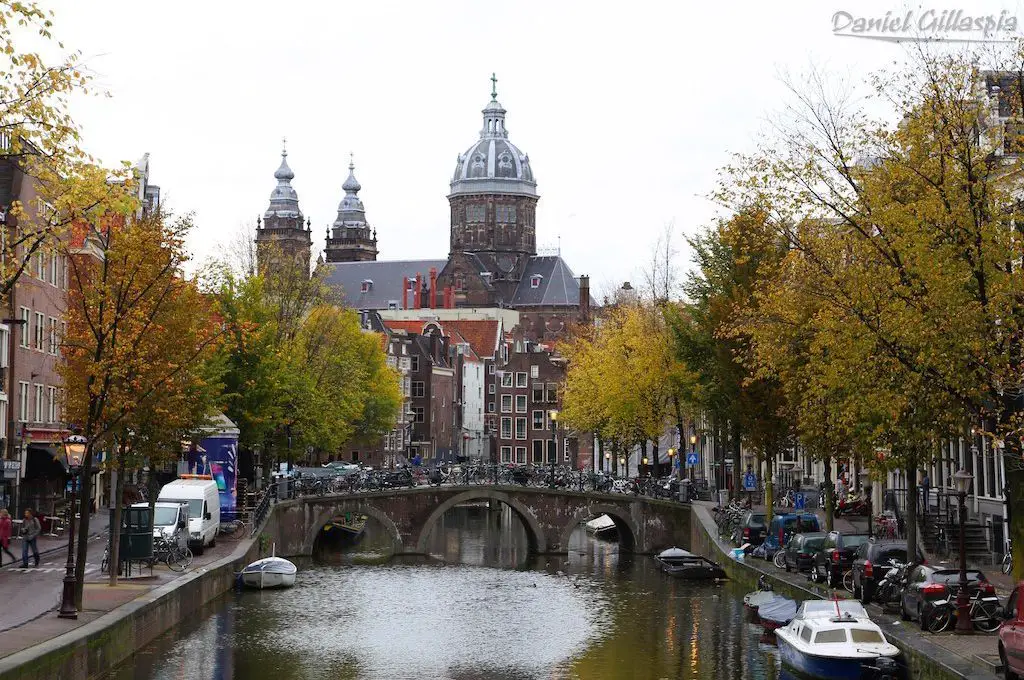 Canal e iglesia en Amsterdam