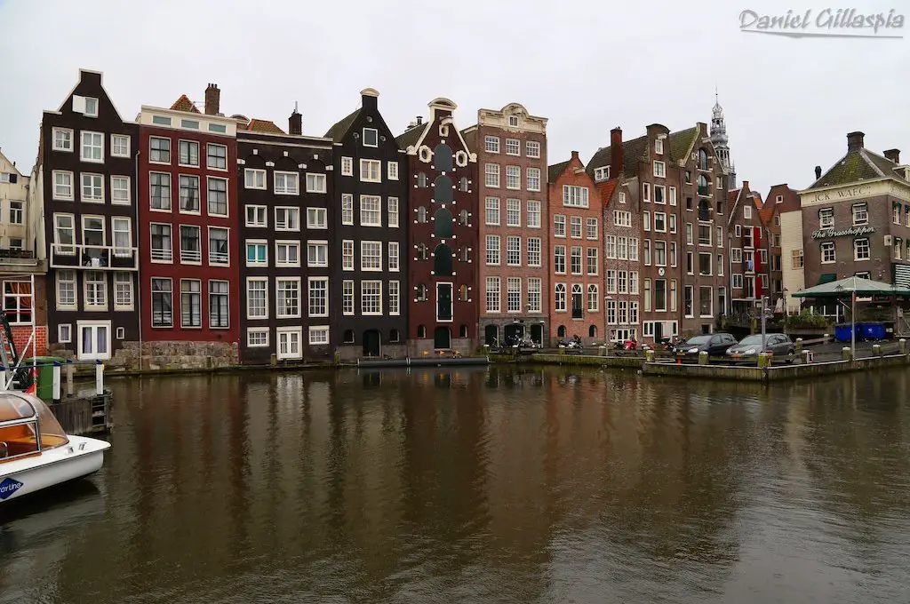 Canal de la línea de edificios en Amsterdam
