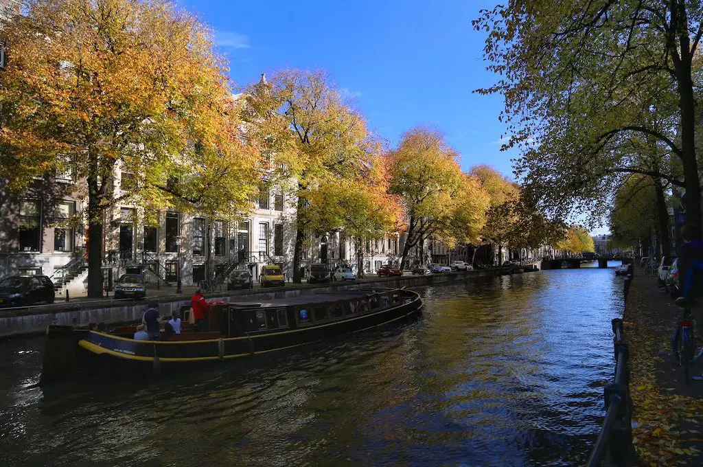 Barco en canal Amsterdam