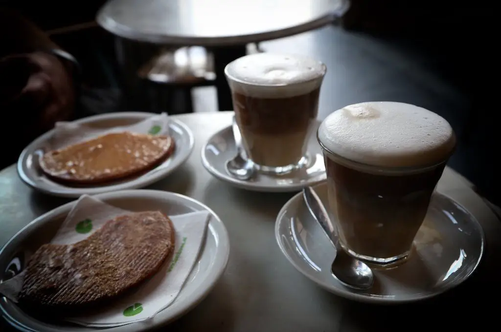 Stroopwafel y koffie verkeerd Ámsterdam