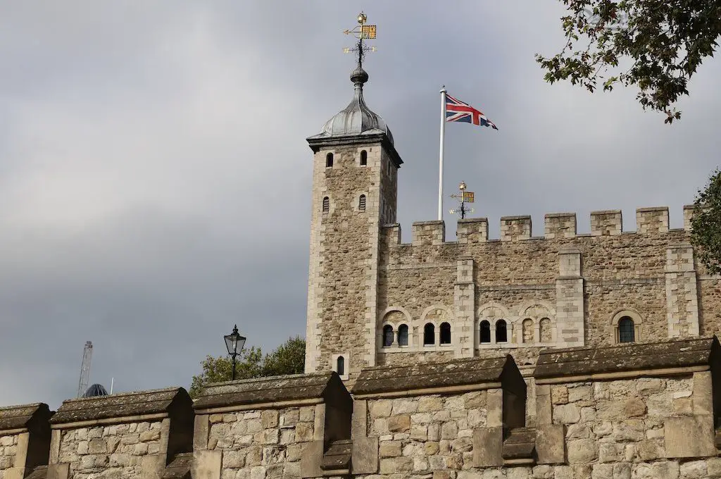 La Torre Blanca que se cierne sobre los muros del castillo