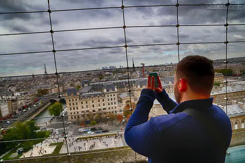 Hombre en lo alto de la torre de Notre Dame