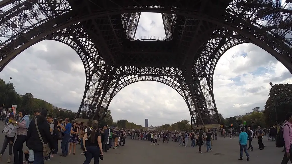 Multitud bajo la Torre Eiffel