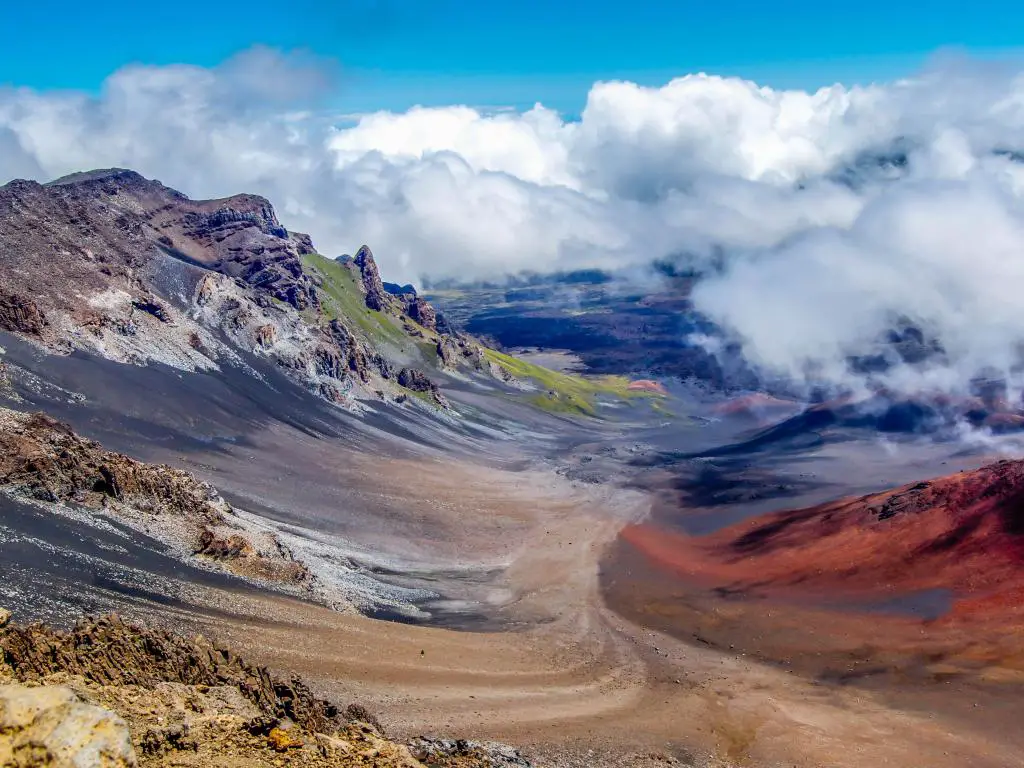 Los hermosos colores que se ven en el enorme cráter volcánico del Parque Nacional Haleakala en la isla de Maui, Hawái.
