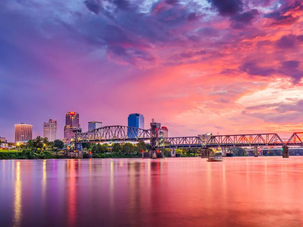 Little Rock, Arkansas, EE.UU. el centro de la ciudad en el río Arkansas a primera hora de la tarde.