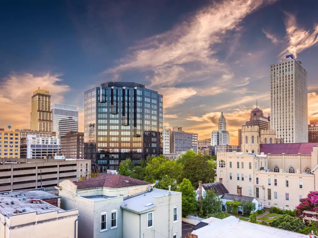 El horizonte del centro de la ciudad de Memphis, Tennessee, Estados Unidos al atardecer.