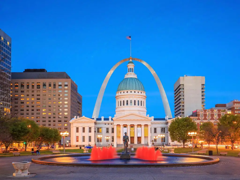 St. Louis, Missouri, EE.UU. tomada en el Old Courthouse en el centro de St. Louis a primera hora de la tarde.