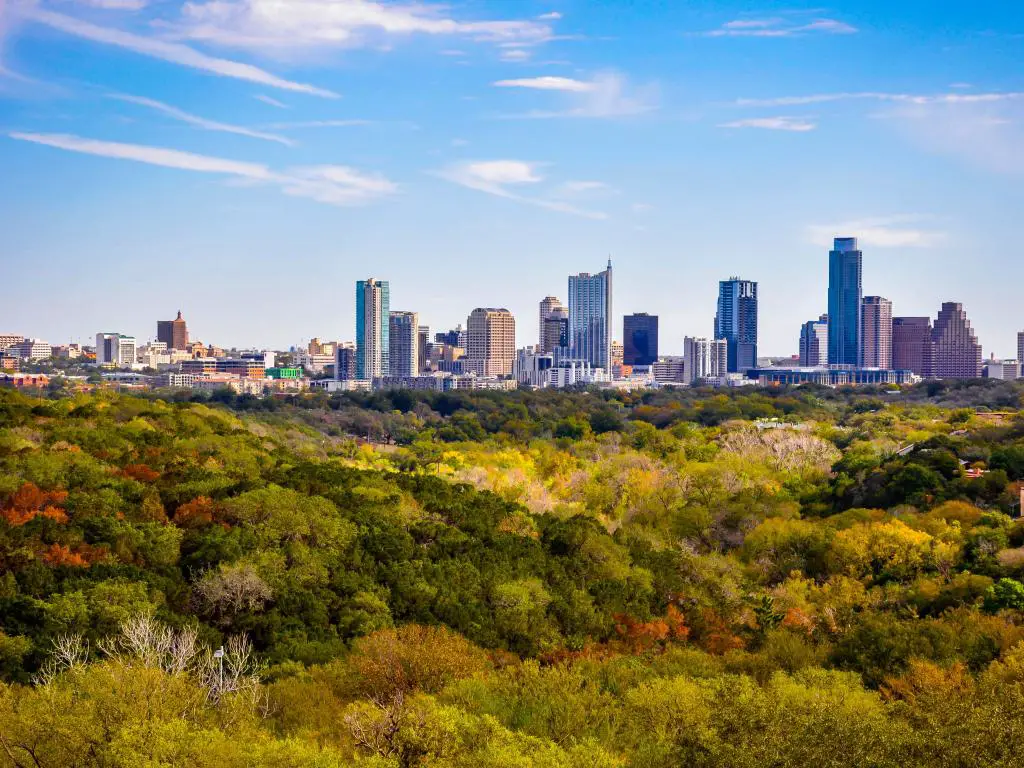 Austin, Texas, EE.UU. con vistas al cinturón verde de otoño con vistas al horizonte de la ciudad en la distancia. 