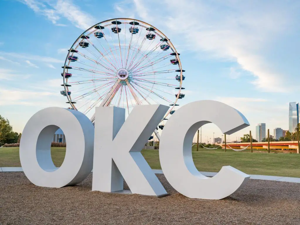Horizonte de la ciudad de Oklahoma, OK con signo de OKC y noria.