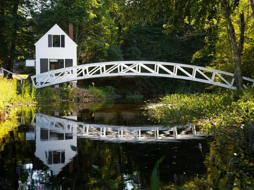 Puente de madera blanca reflejada en un estanque, Somesville, Isla Mount Desert, Maine, EE.UU.