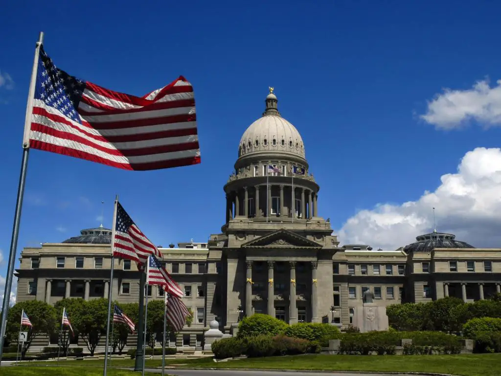 Edificio del capitolio estatal con banderas y cielo, Idaho