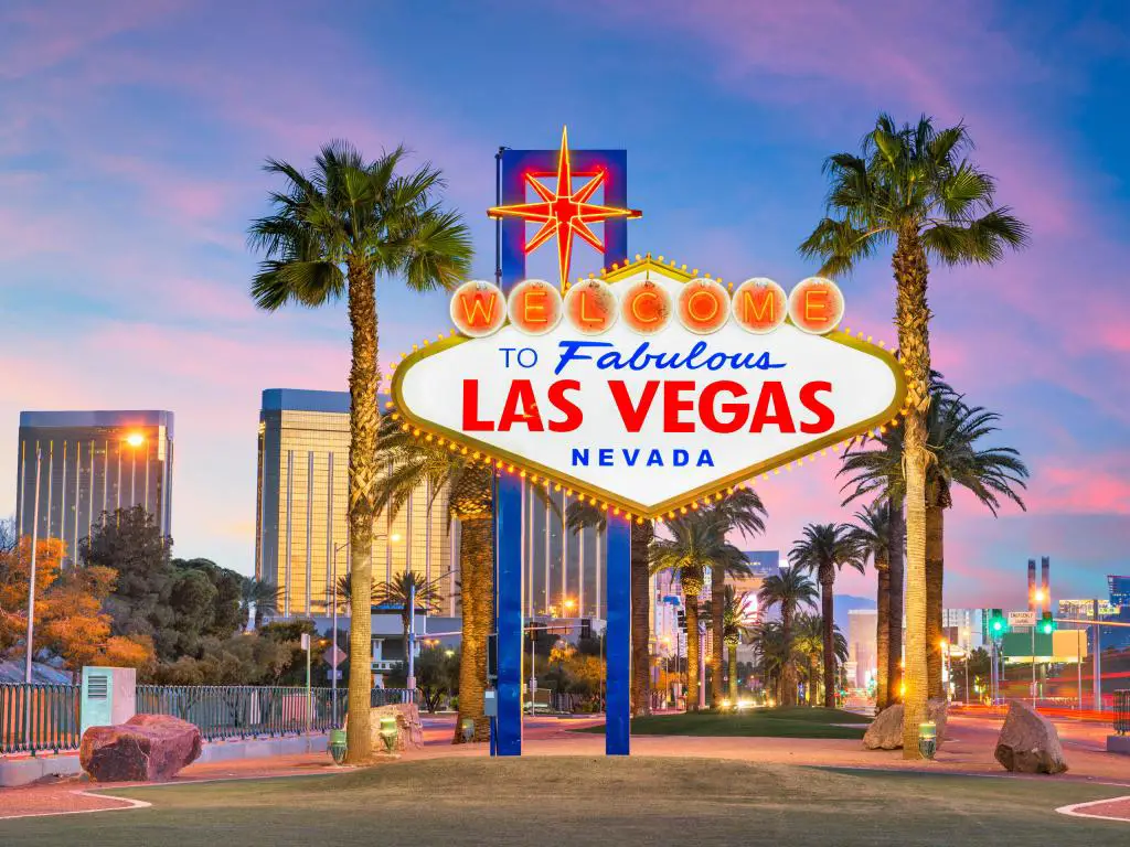 Las Vegas, Nevada, EE.UU. en el cartel de bienvenida a Las Vegas al anochecer.
