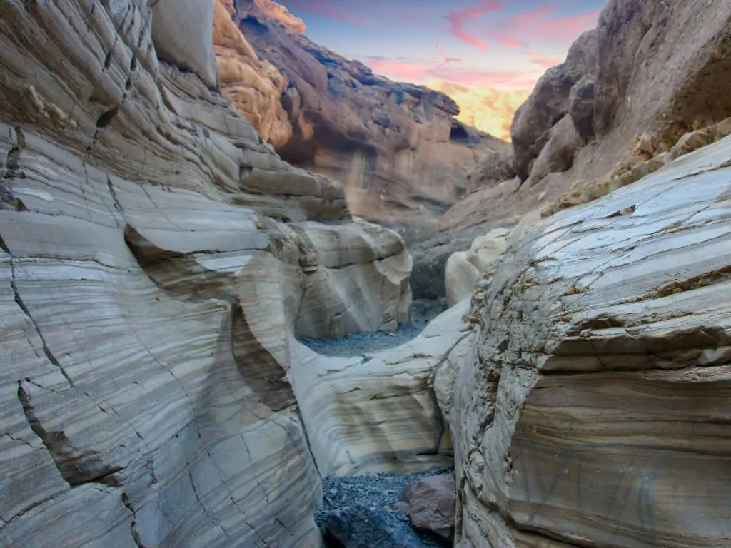 Amanecer sobre el Cañón Mosaico.  Parque Nacional del Valle de la Muerte, California, Estados Unidos.