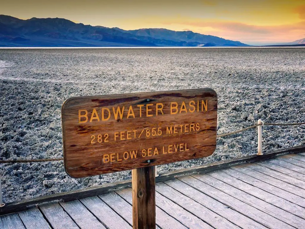 Las salinas en Badwater Basin en el Parque Nacional Death Valley.  Cuenca de Badwater en el punto más bajo de América del Norte a 282 pies bajo el nivel del mar.