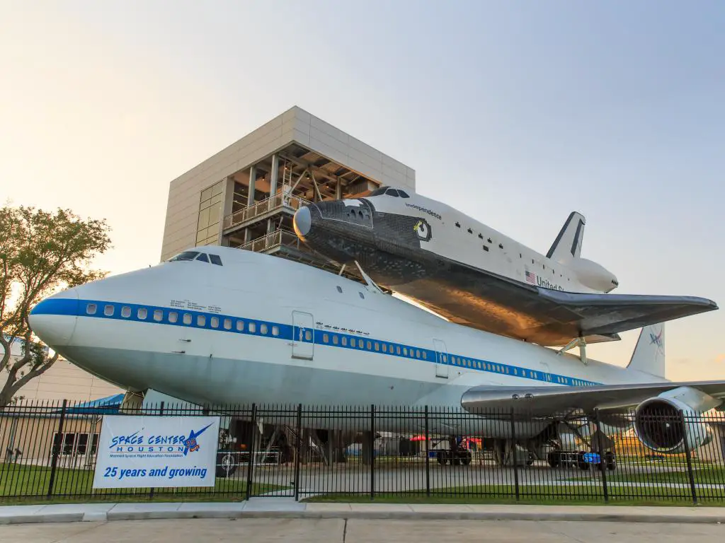 El transbordador espacial en Independence Plaza en el Centro Espacial cerca de Houston, Texas