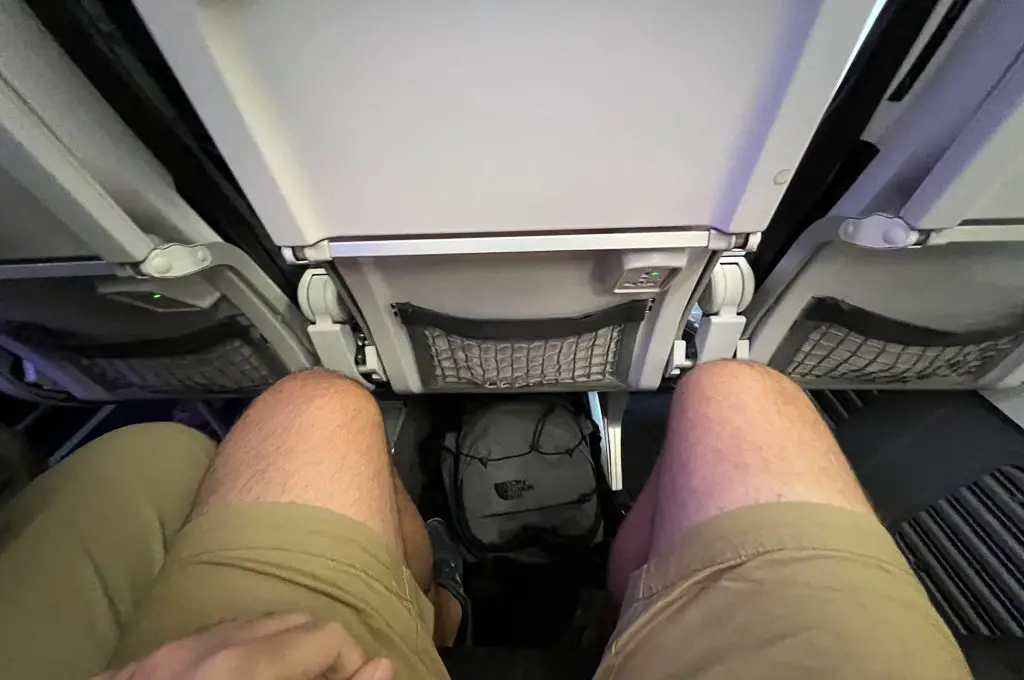 Espacio para las piernas en la cabina principal de un 737-900 Alaska Airlines.