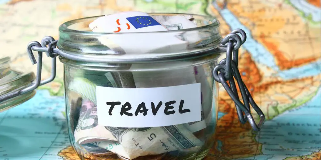 Una olla llena de dinero con la etiqueta 'Viaje'