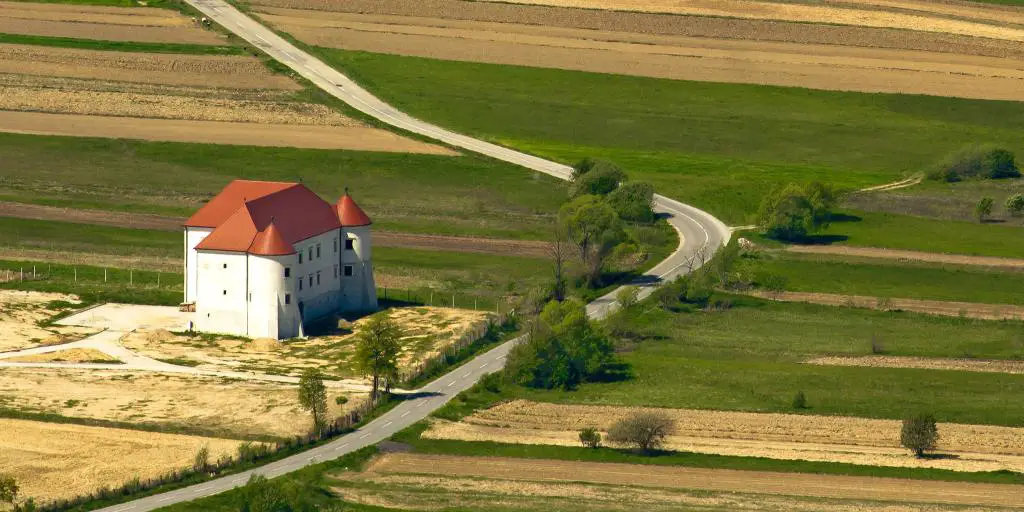 El castillo de Bela se encuentra a lo largo de un camino rural en Croacia