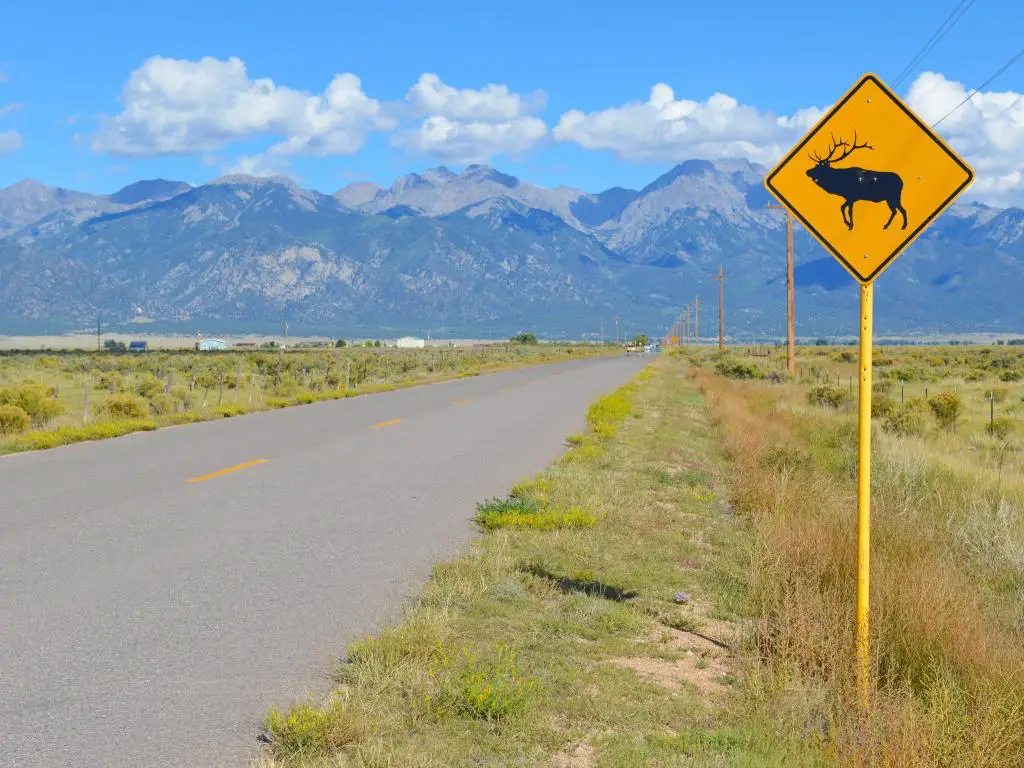 Una señal de advertencia para alces/ciervos a lo largo de una carretera escénica en Wyoming.