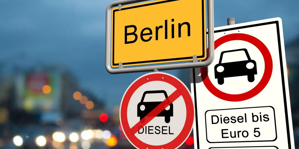 Una señal de tráfico redonda roja y blanca en Berlín que indica que los coches diésel antiguos están prohibidos en esa zona