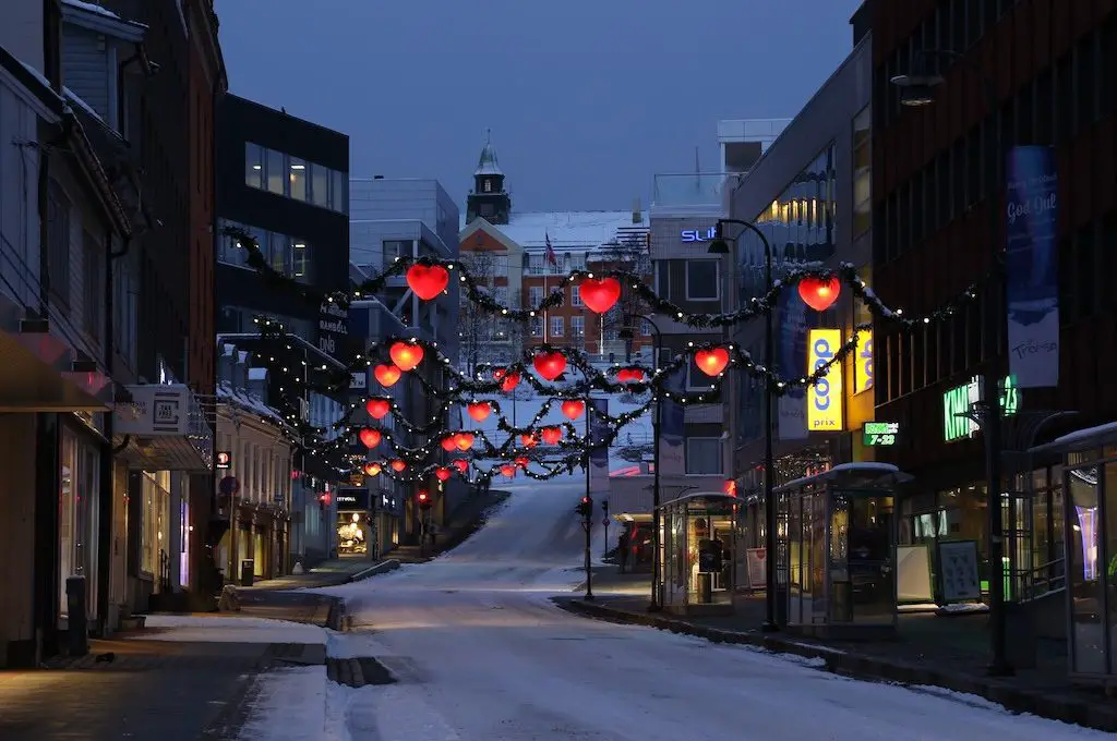 Calle cubierta de nieve Tromso Noruega