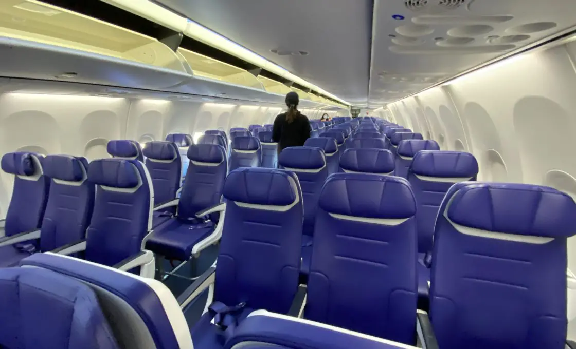 Filas de asientos dentro del avión de Southwest.