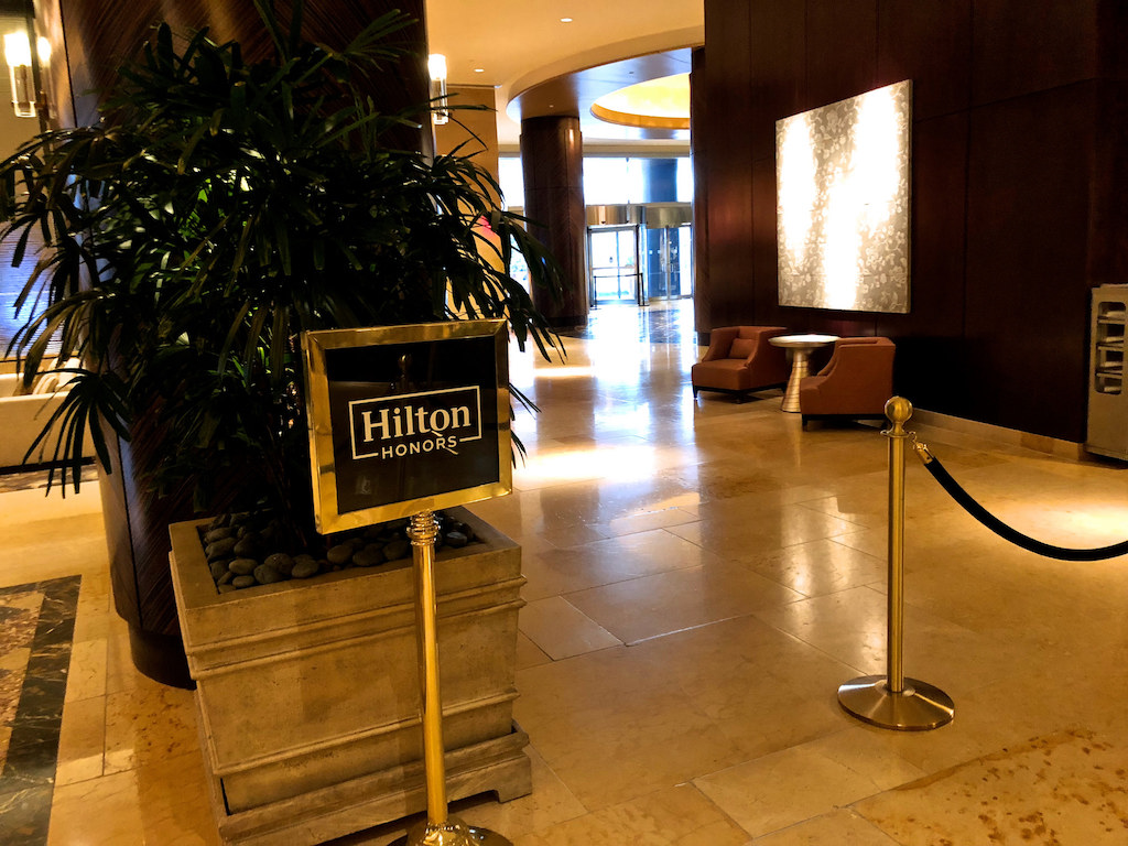 Foto de la entrada de un Hilton en el vestíbulo de un hotel