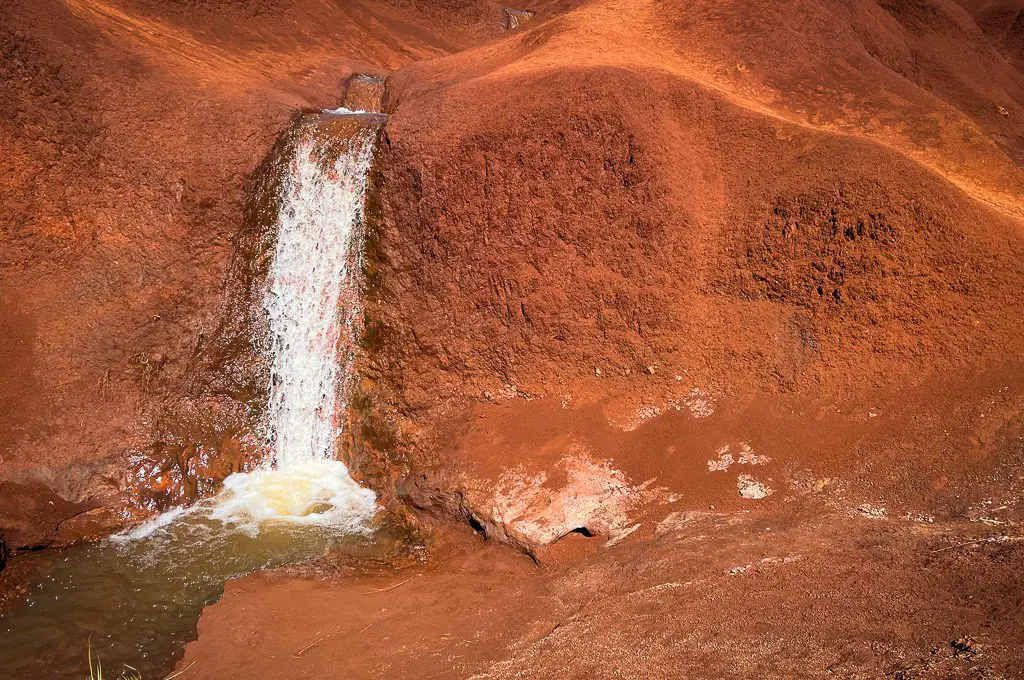 Cataratas de tierra roja en Kauai, Hawái