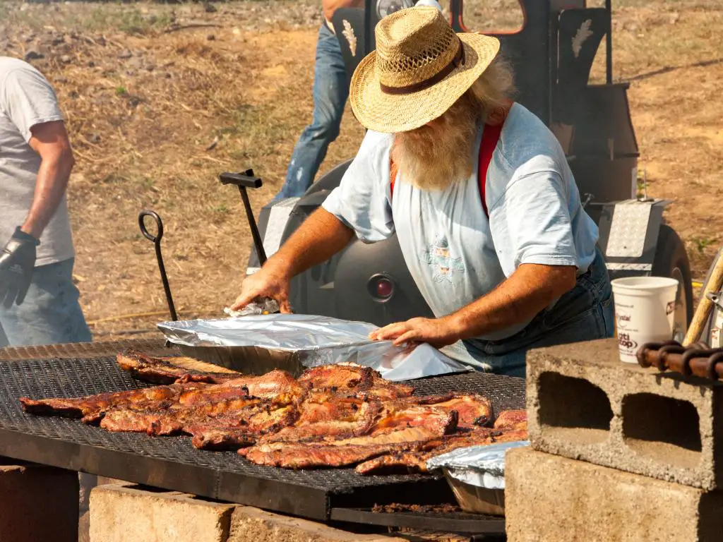 Costillas de cerdo cocinadas al estilo barbacoa oriental en Black Mountain, Carolina del Norte