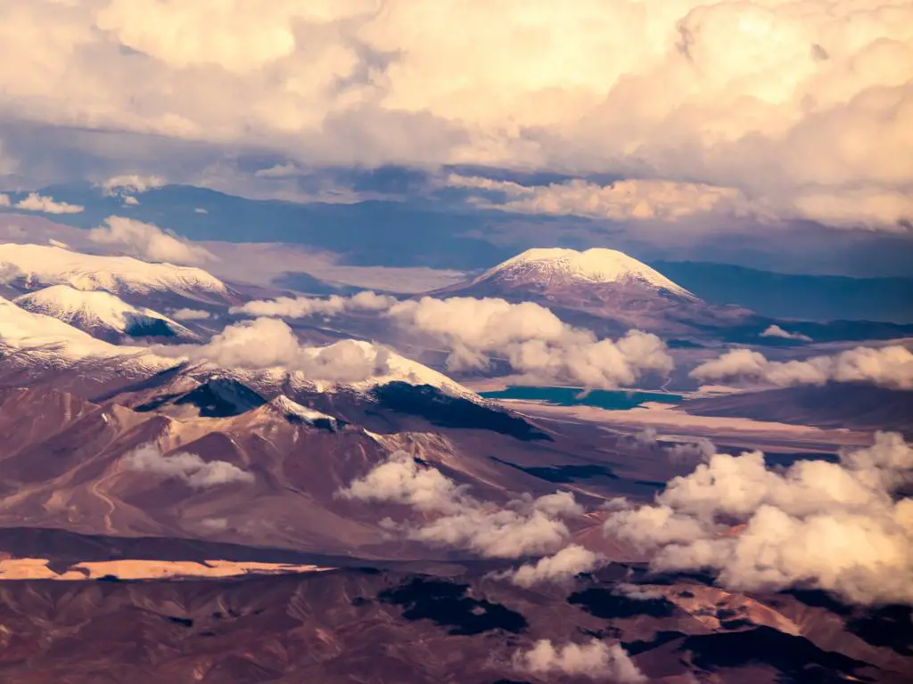El volcán Ojos del Salado en la distancia en las montañas de Atacama entre Chile y Argentina