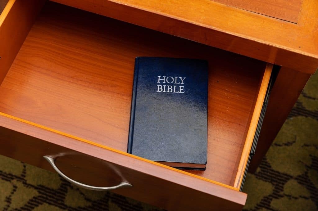 Biblia en la mesita de noche del hotel