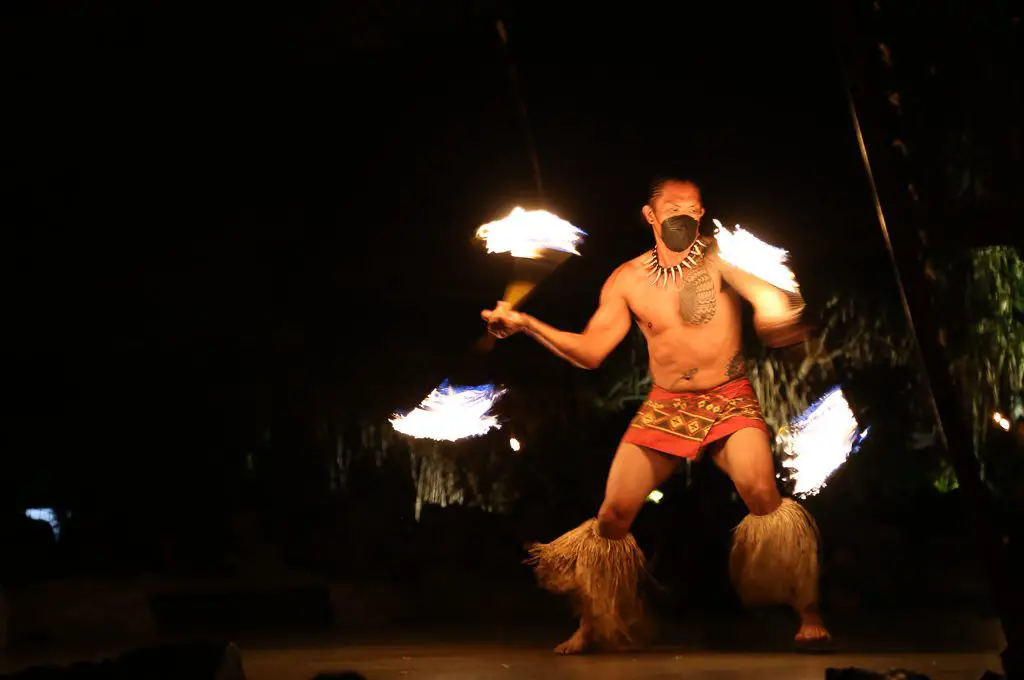 hombre fuego bailando en luau Hawaii