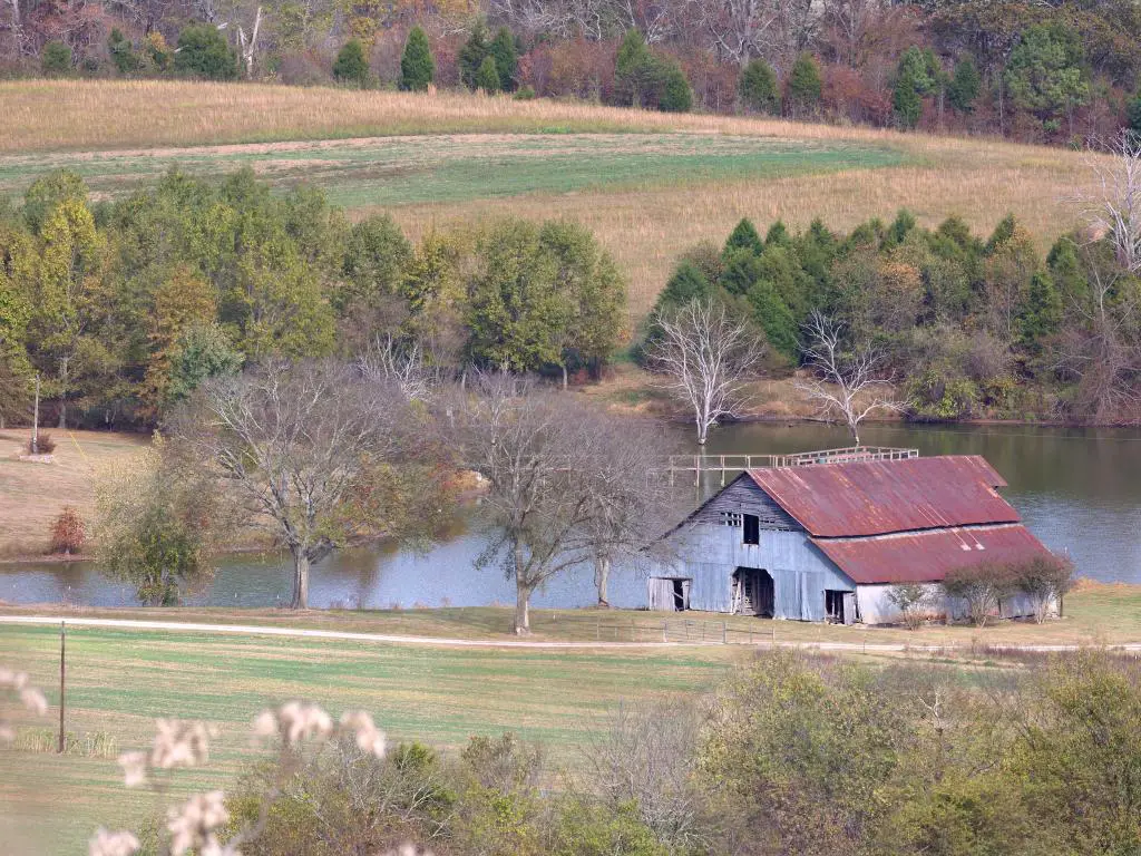 Granero y estanque en un valle cerca de Natchez Trace Parkway en Tennessee