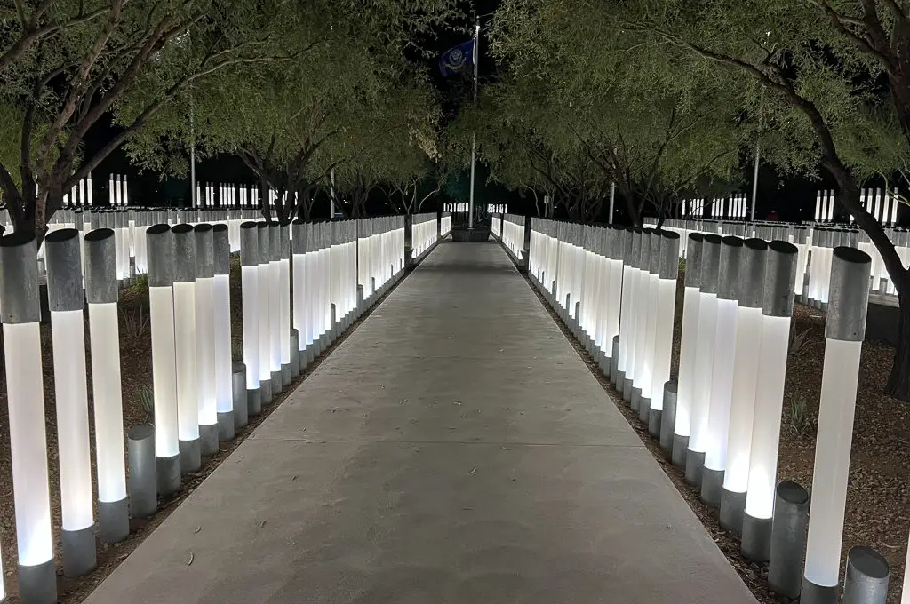 Luces de los jardines conmemorativos del USS Arizona
