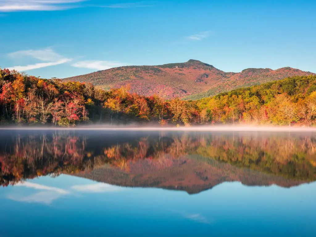 Grandfather Mountain, Carolina del Norte, EE.UU. en Price Lake en otoño en un día claro y soleado con reflejos en primer plano.
