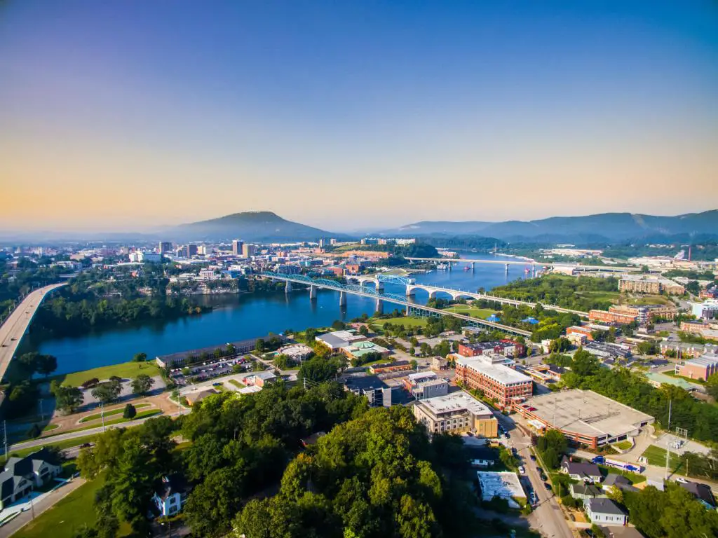 Chattanooga, Tennessee, EE.UU. tomada en la orilla del río en el centro de la ciudad como una vista aérea en un día soleado.