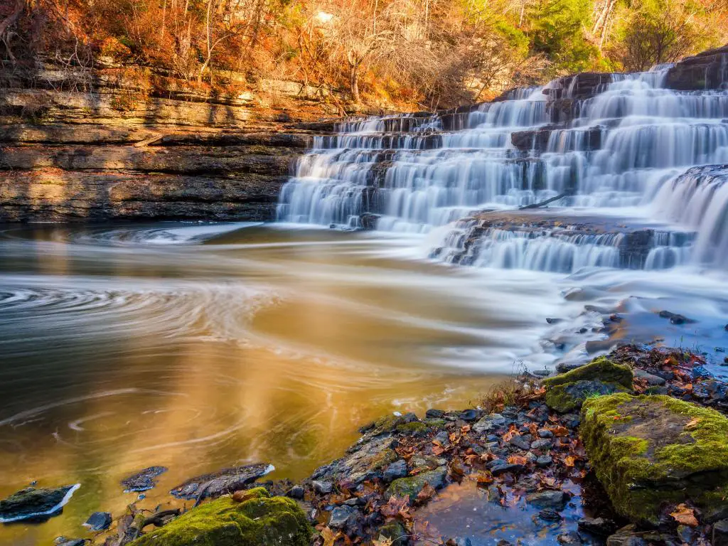 Burgess Falls State Park, Tennessee, EE.UU. con cascadas de agua sedosa sobre roca caliza en Burgess Falls State Park en otoño. 