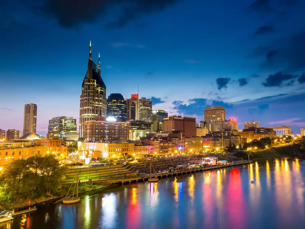 Nashville, Tennessee, EE.UU. con el horizonte del centro de la ciudad al atardecer.
