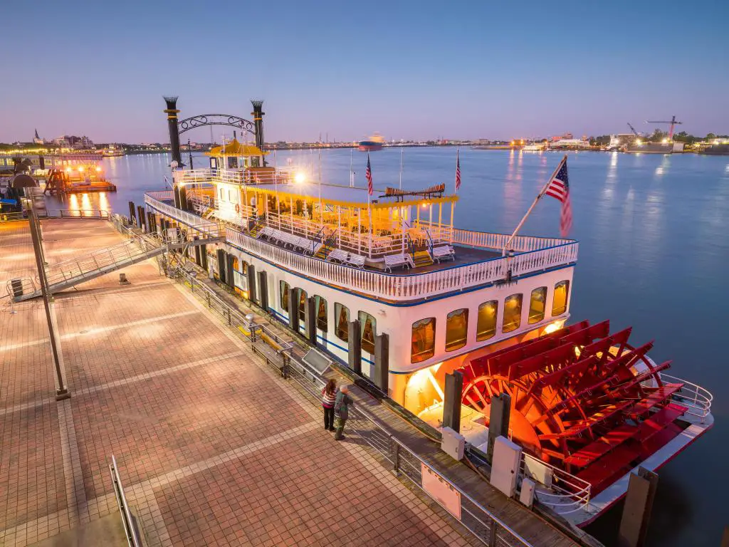 Barco de vapor de paletas de Nueva Orleans en el río Mississippi en Nueva Orleans, Luisiana