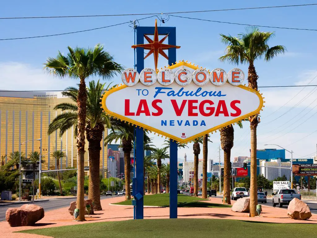 Las Vegas, Nevada, EE.UU. con el cartel Bienvenido a Fabulous Las Vegas en el Strip de Las Vegas tomado en un día soleado. 
