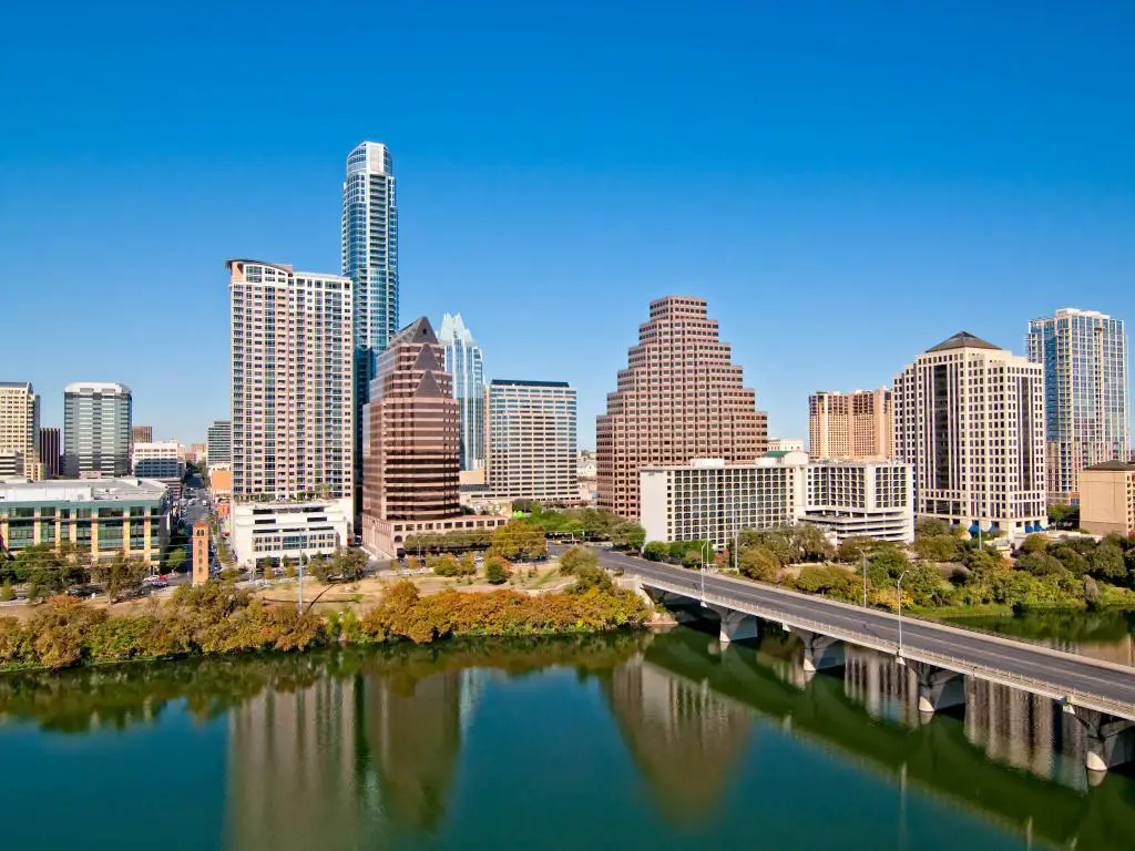 Austin, Texas Downtown Skyline en un día soleado.