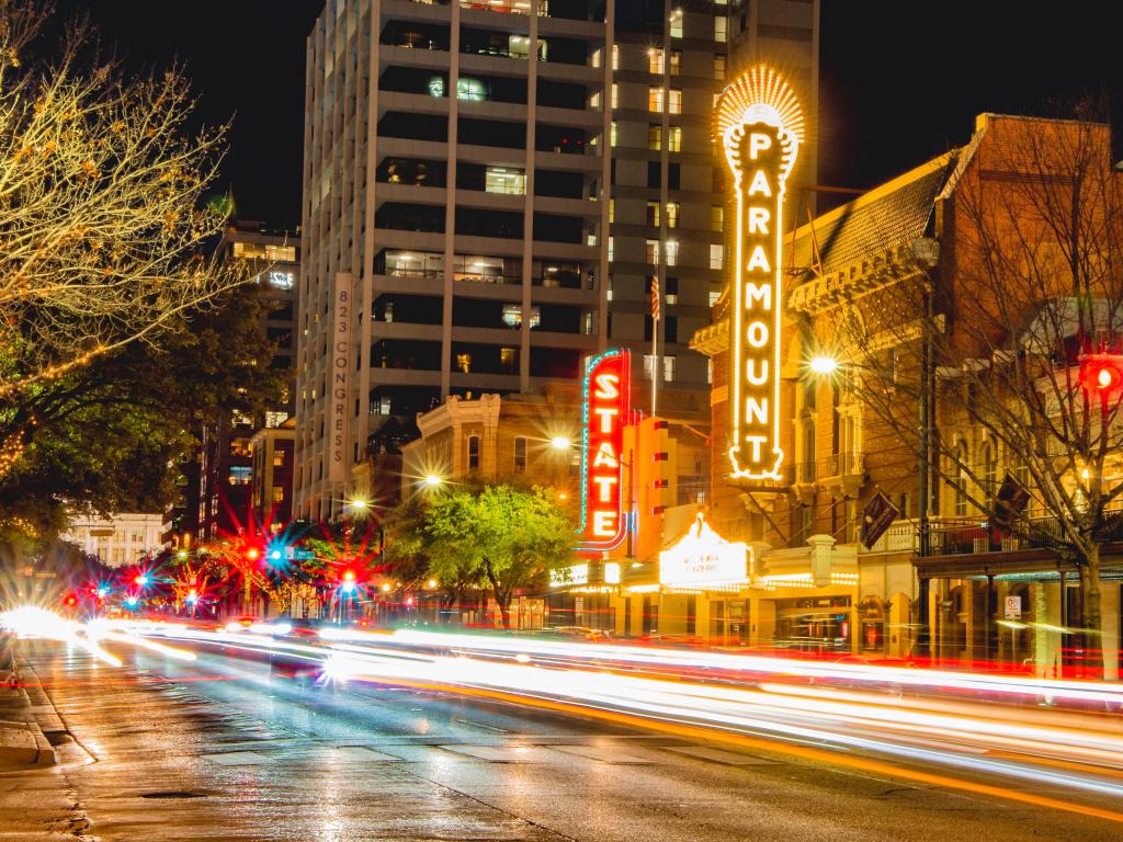 tiempo de exposición de los semáforos en la avenida del congreso en el centro de Austin frente a los teatros Paramount y State por la noche