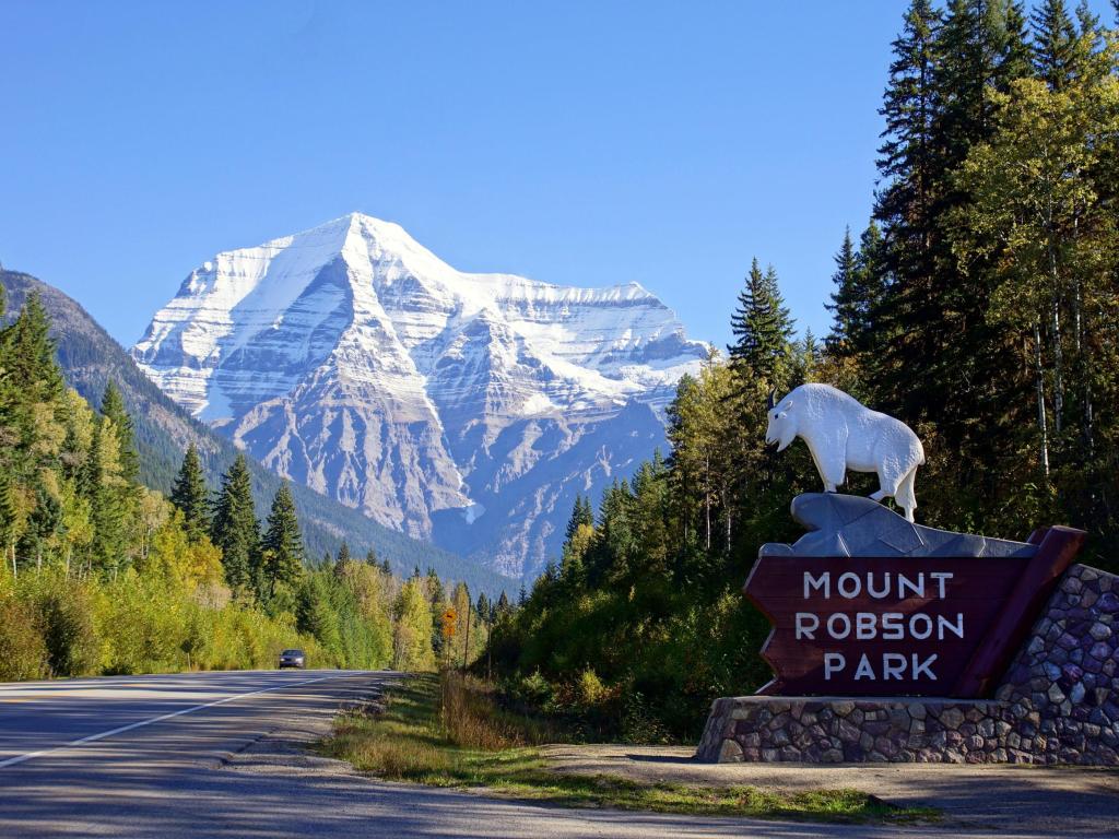 Entrada al Parque Nacional Mount Robson con picos montañosos al fondo.