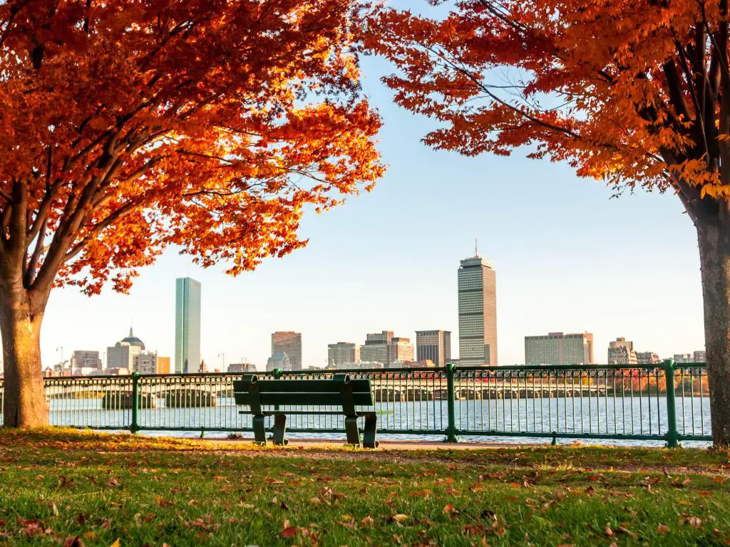 Boston Skyline en otoño visto desde el otro lado del río
