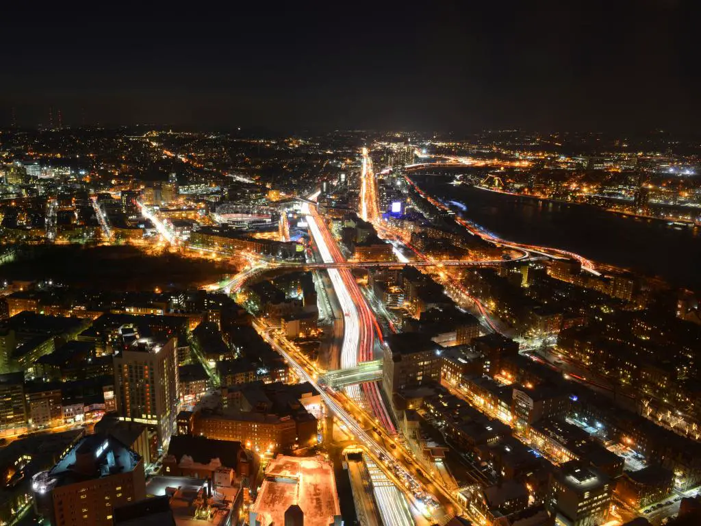 Horizonte de Boston por la noche, incluido Fenway Park y la autopista interestatal I-90 desde la parte superior del Prudential Center Boston, Massachusetts