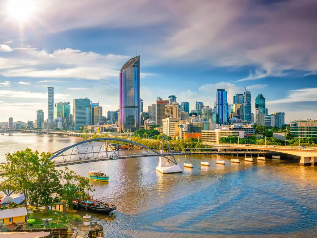 El horizonte de la ciudad de Brisbane y el río Brisbane al atardecer en Australia