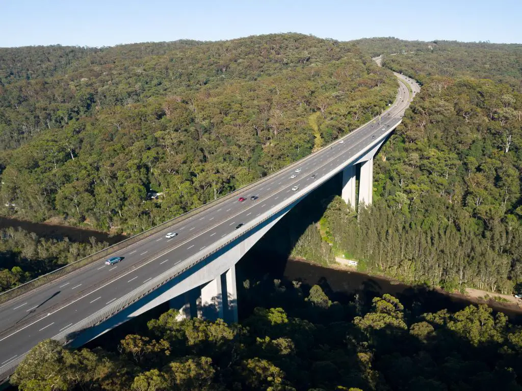 Vista aérea del puente Mooney Mooney acercándose a Sydney, barriendo a través de los árboles