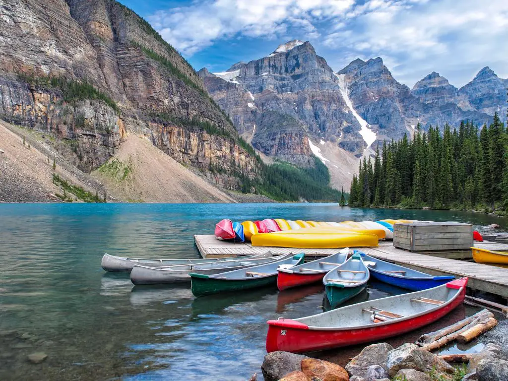 Lago Moraine, Parque Nacional Banff, Canadá con una hermosa escena en uno de los lagos de las Montañas Rocosas con vistas a las canoas en el muelle junto al albergue.