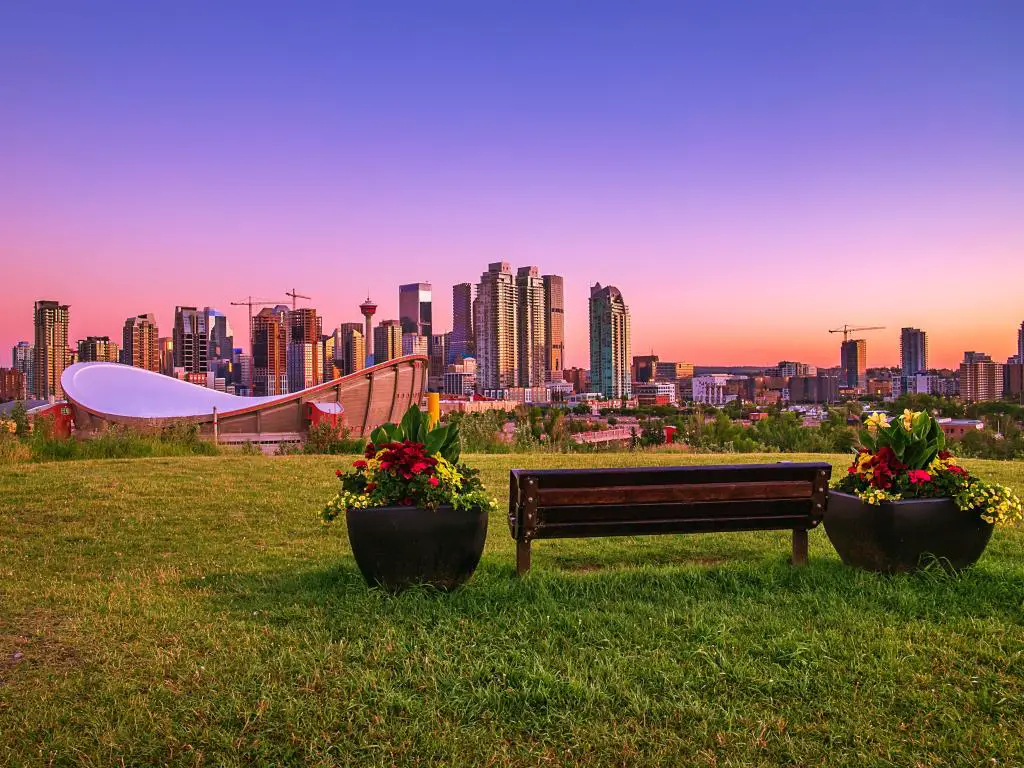Un cielo colorido del amanecer sobre el centro de Calgary en el verano